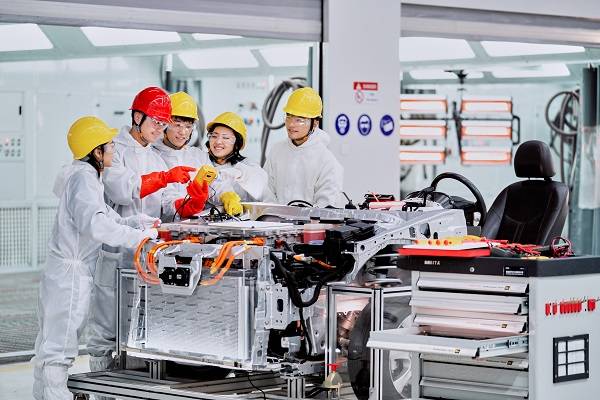 新能源汽車技術(shù) 行業(yè)新藍(lán)海，學(xué)習(xí)正當(dāng)時(shí)